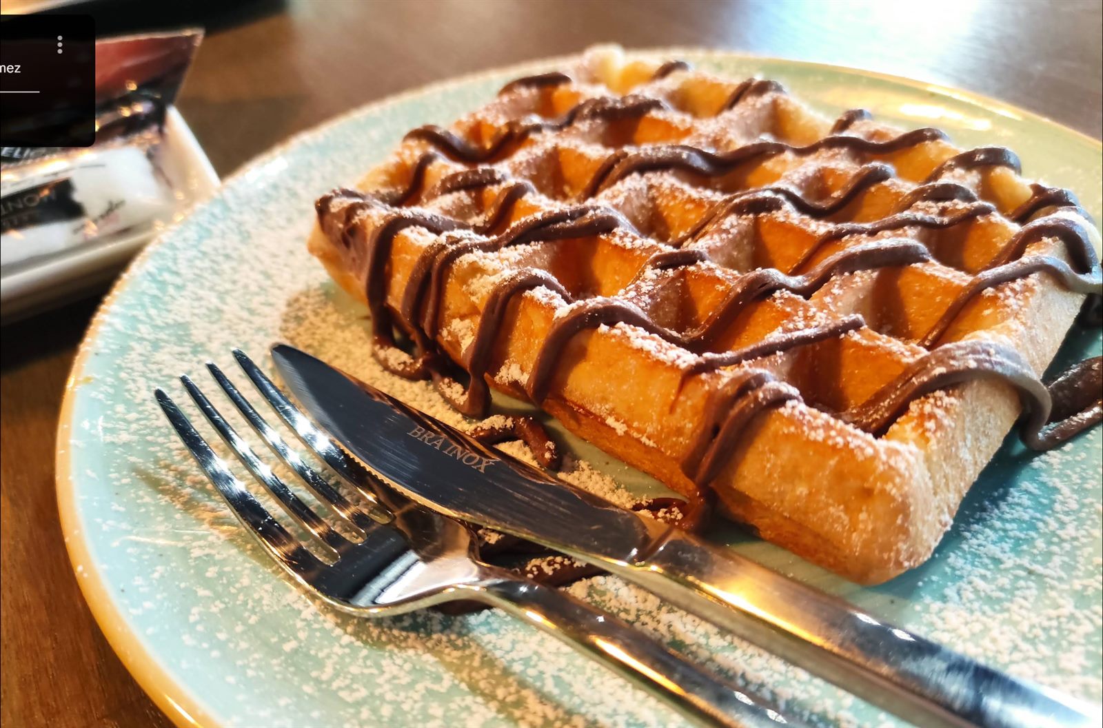 Gofre con chocolate recién hecho en Café del Mar, cafetería del Cabanyal